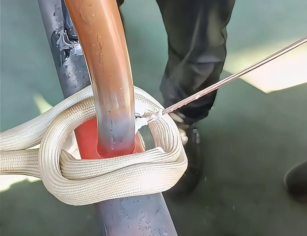 使用高頻焊機進行銅管焊接，可以大大提高工作效率