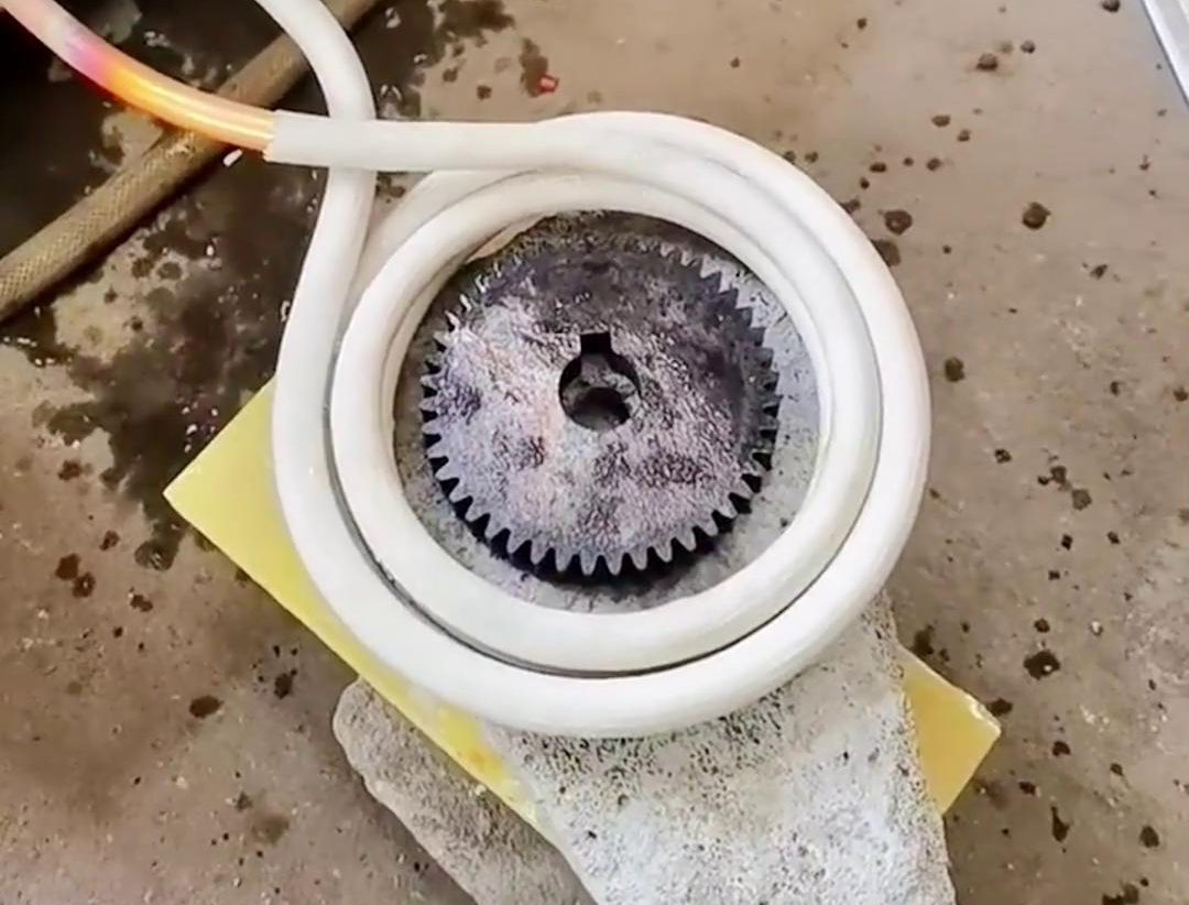 高頻淬火設(shè)備能夠使齒輪的齒根和齒面溫度升高,而心部保持原狀