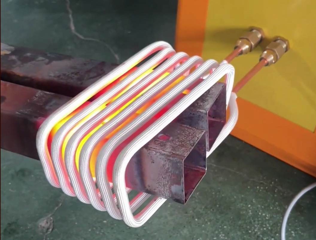 小型高頻加熱機，可同時對兩根方鋼管加熱