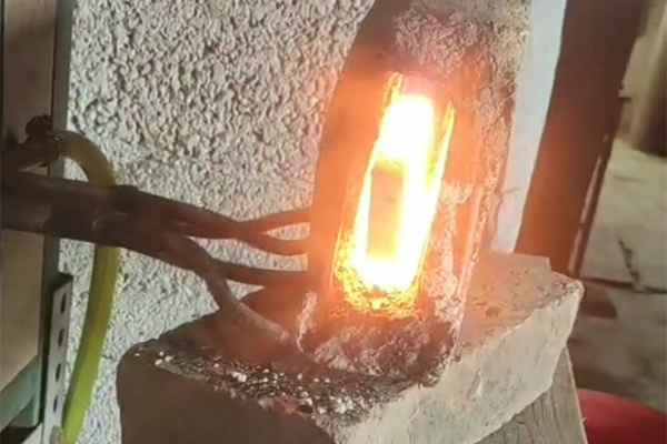 打鐵也要與時俱進，以前燒碳加熱鋼件，現在都用感應加熱設備了