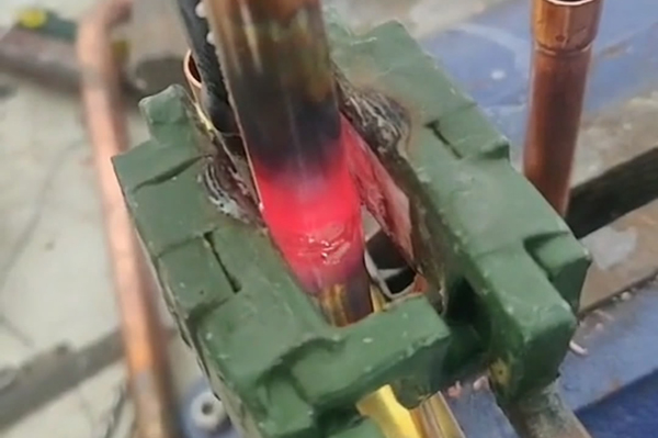 銅管焊接，四通閥接頭焊接銅管用手持式高頻焊機